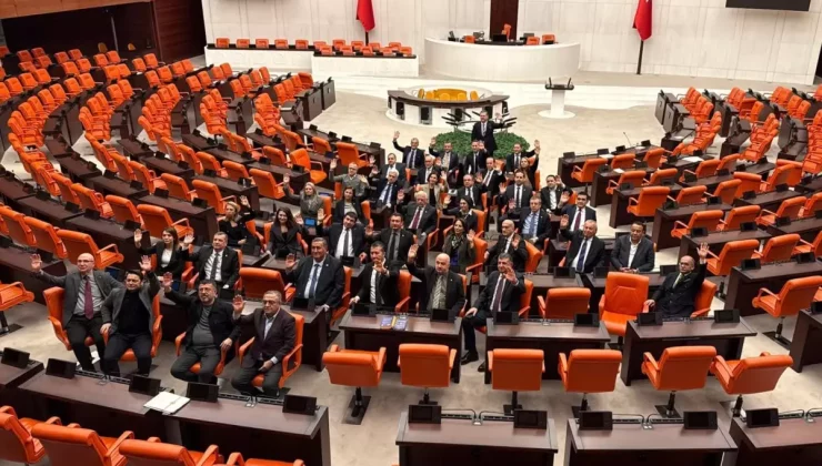 CHP’liler Meclis’te “Emekli” nöbetinde! Özel’den destek geldi